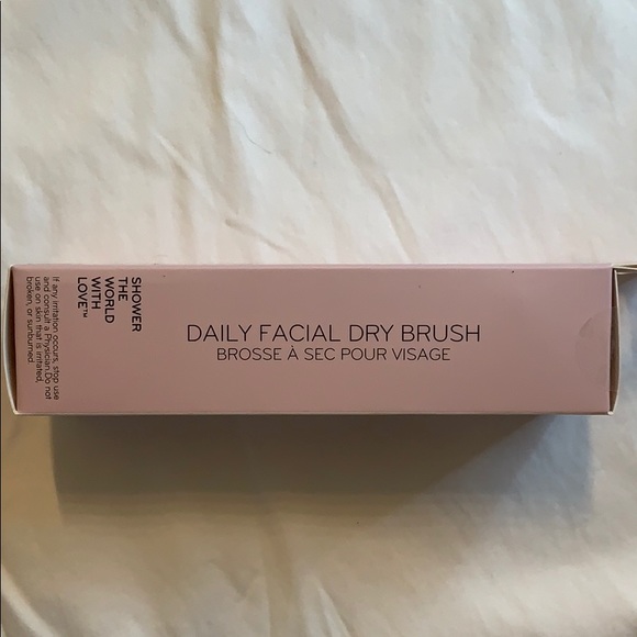 New Daily Facial Dry Brush - Picture 3 of 12
